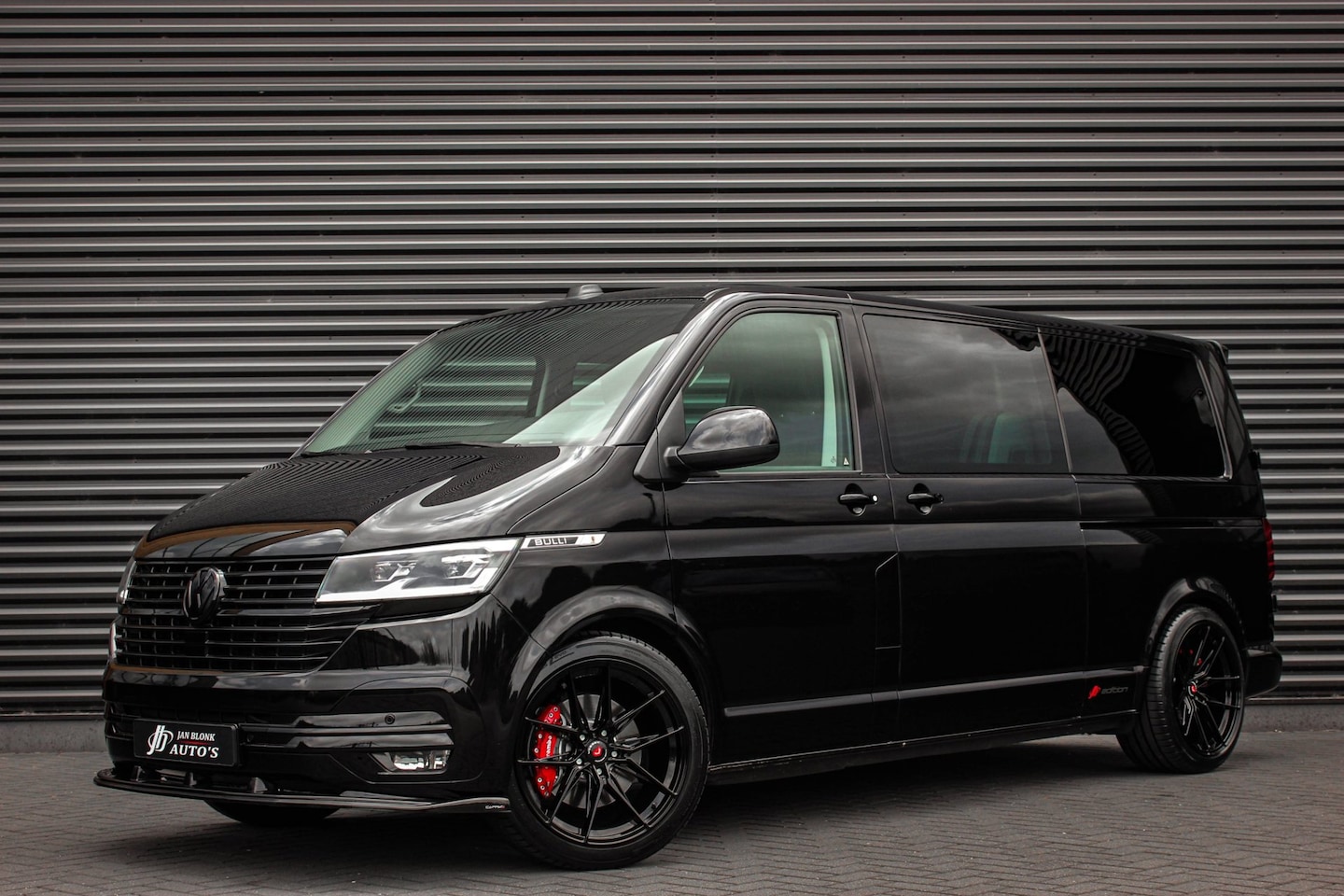 Volkswagen Transporter - 2.0 TDI L2H1 204PK BULLI DC DUBBEL CABINE / JB-EDITION / FULL OPTIONS / LEDER BEKLEDING / - AutoWereld.nl