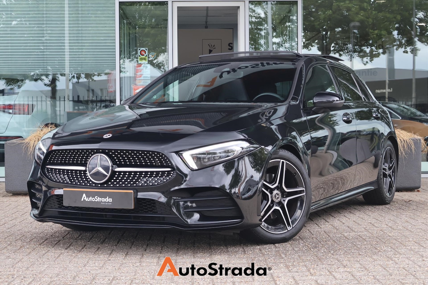 Mercedes-Benz A-klasse - 180 AMG-LINE I Night Pakket I Pano I Sfeerverlichting I Camera I Navi I Cruise - AutoWereld.nl