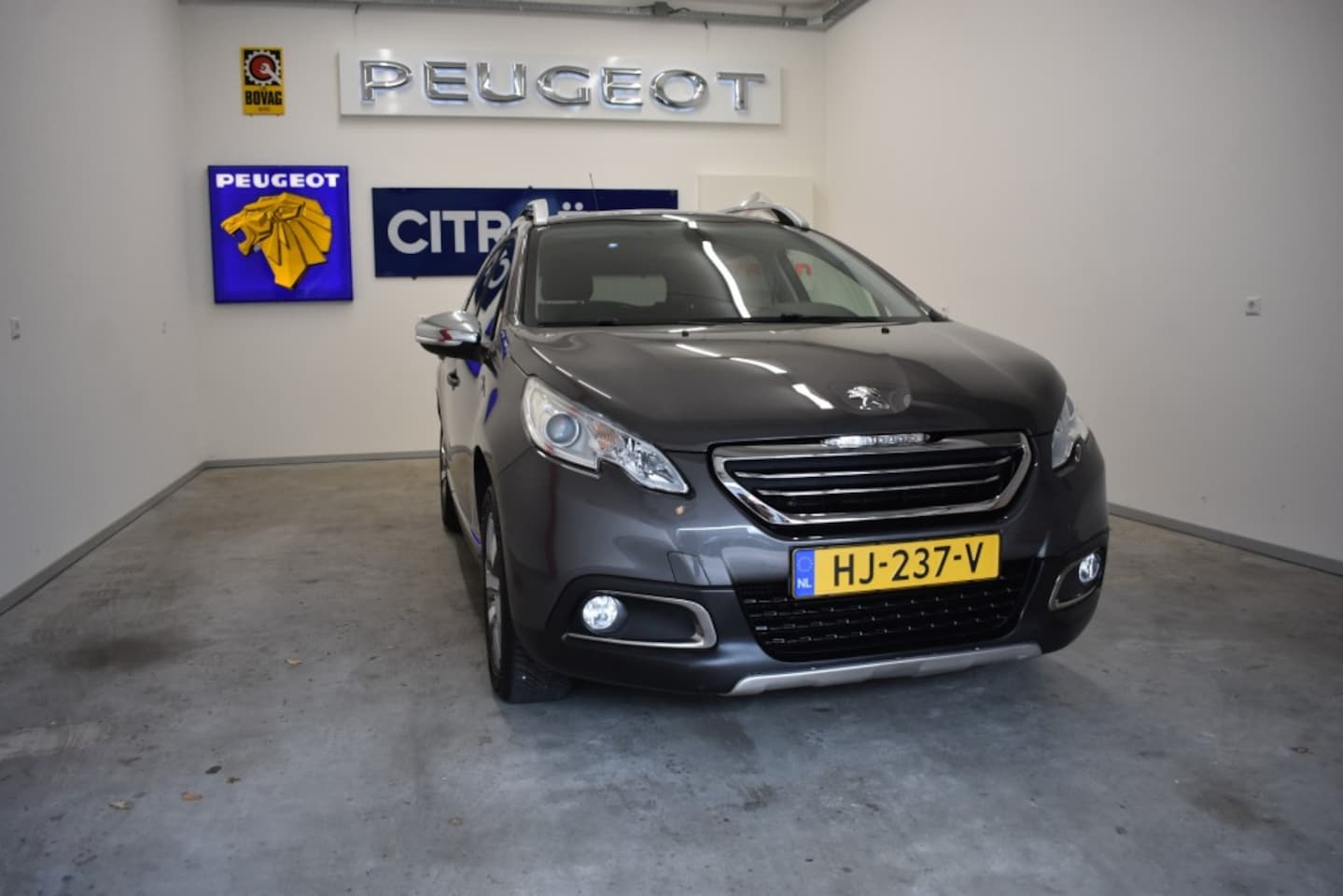 Peugeot 2008 - 1.2 THP Blue Lease Executive 39.000 Km. 1e eig. 130 Pk. - AutoWereld.nl