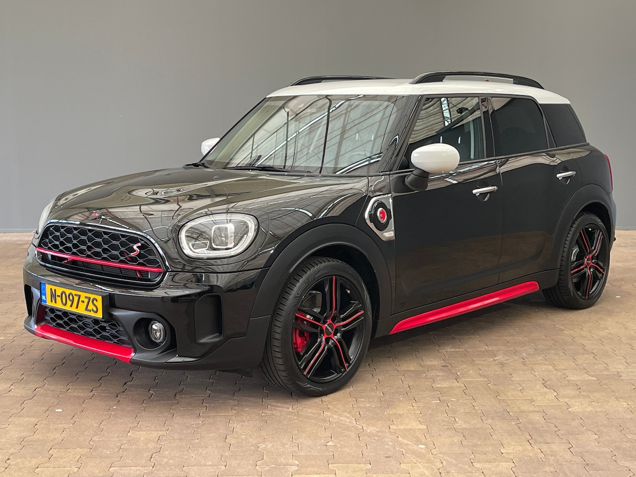 MINI Countryman - 1.5 Cooper S E ALL4 Classic Airco | Cruise Control | Keyless | LED | LMV 19" | Leder | Nav - AutoWereld.nl