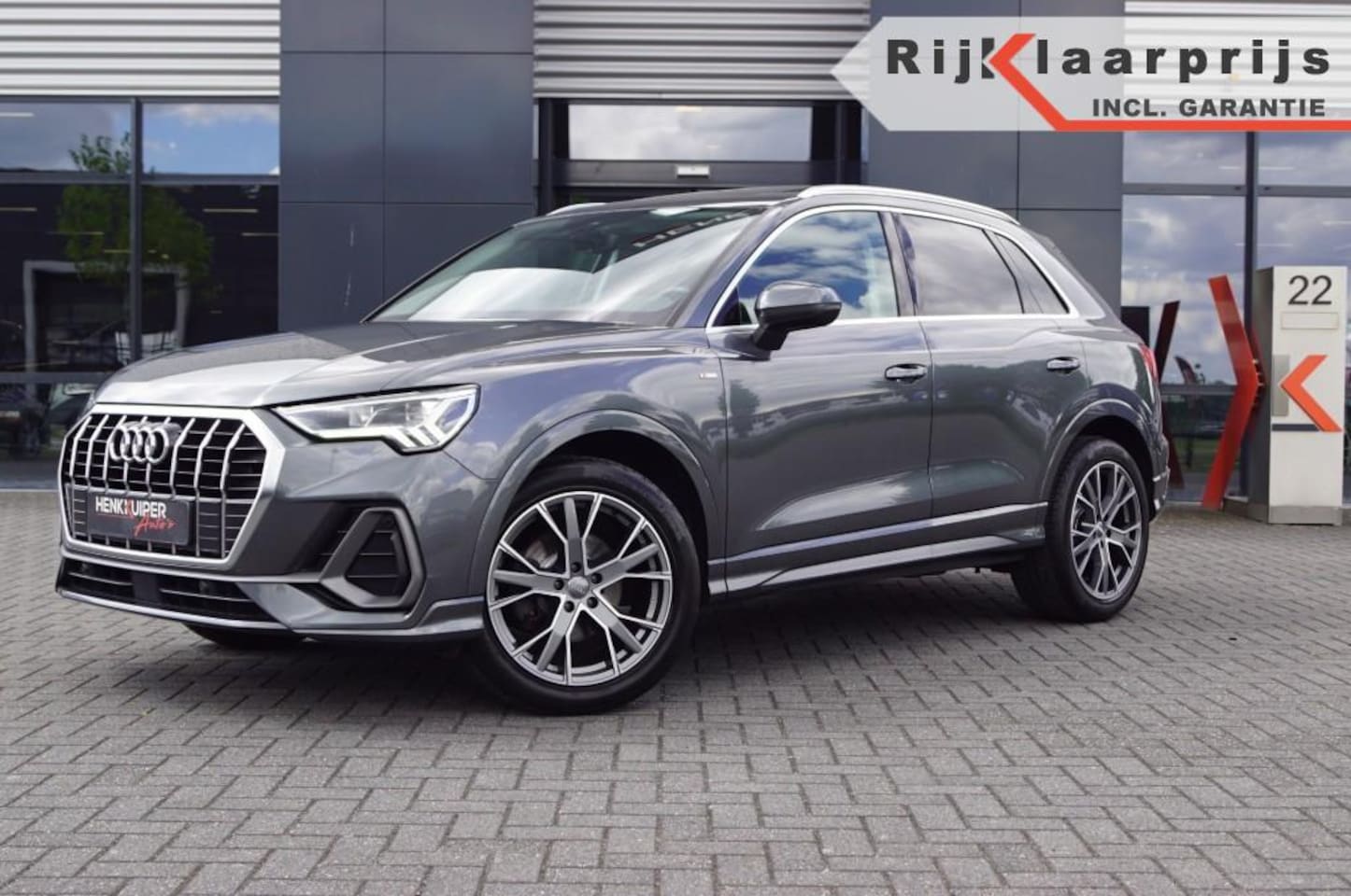 Audi Q3 - 35 TFSI S Line / Panodak / Trekhaak wegklb./ Navi / Camera / 19 Inch LM / Key-less - AutoWereld.nl
