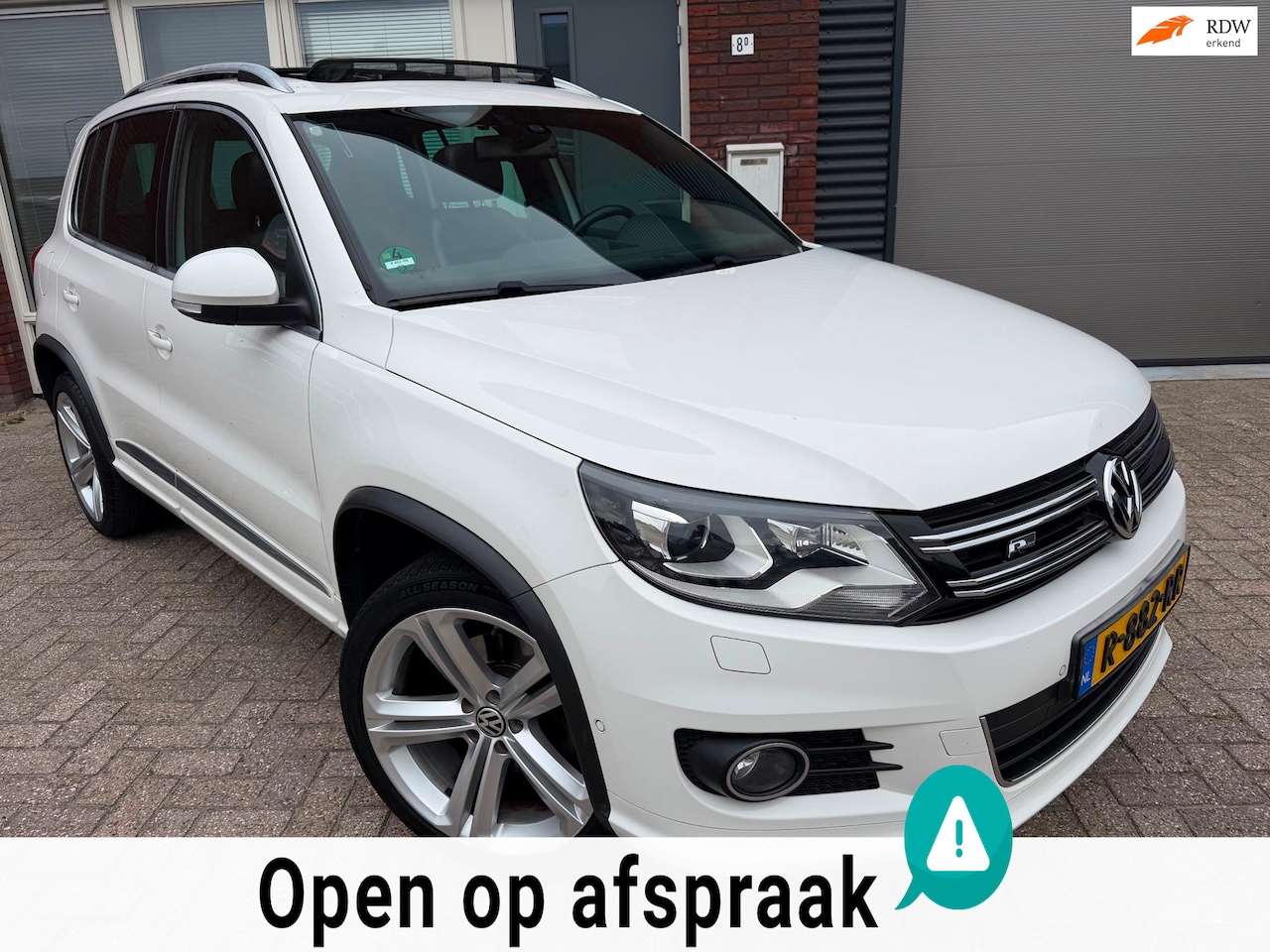 Volkswagen Tiguan - 1.4 TSI Sport&Style R-Line / Pano / Leder / Navi / PDC / LED / 19 inch - AutoWereld.nl