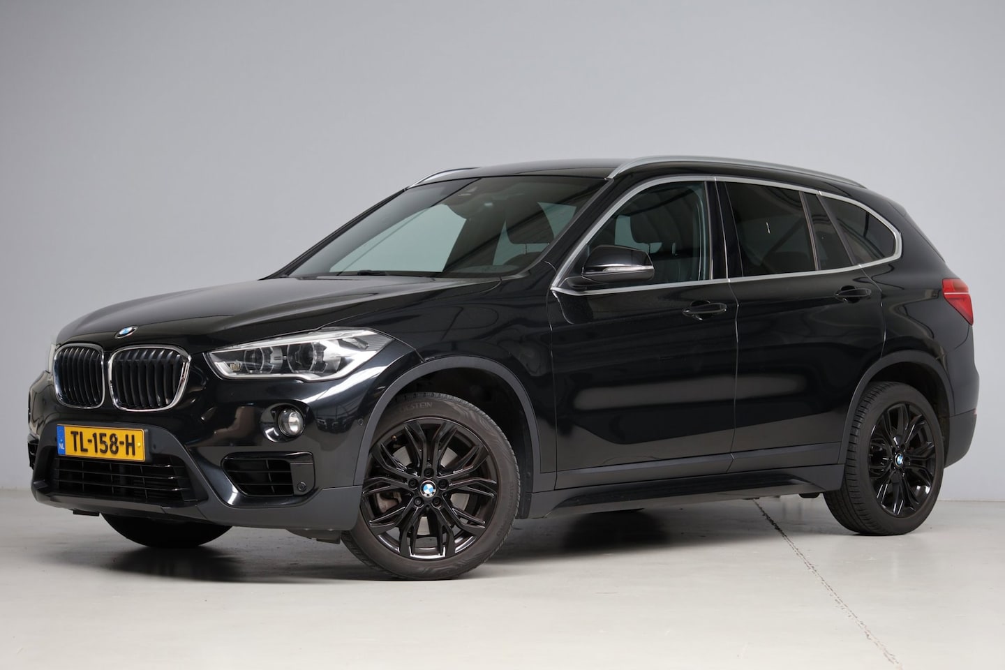 BMW X1 - SDrive20i High Executive | head-up display | leder sport | achteruitrijcamera | led verlic - AutoWereld.nl