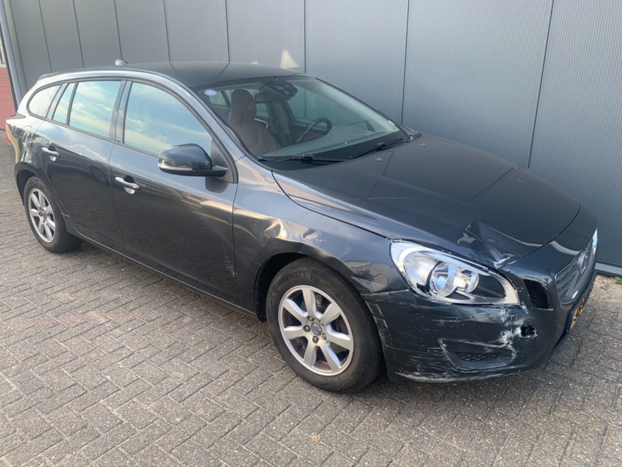 Volvo V60 - 1.6 T3 Kinetic met lichte schade EXPORT - AutoWereld.nl