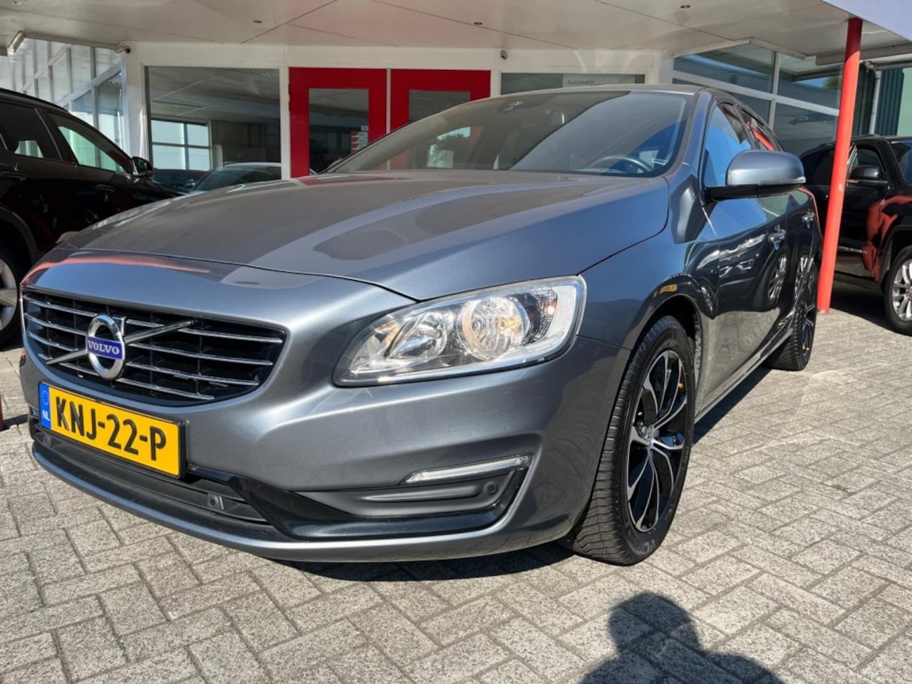 Volvo V60 - 2.0 T3 153PK 2018 Dealeronderhouden Volledig lederen bekleding Parkeersensoren - AutoWereld.nl