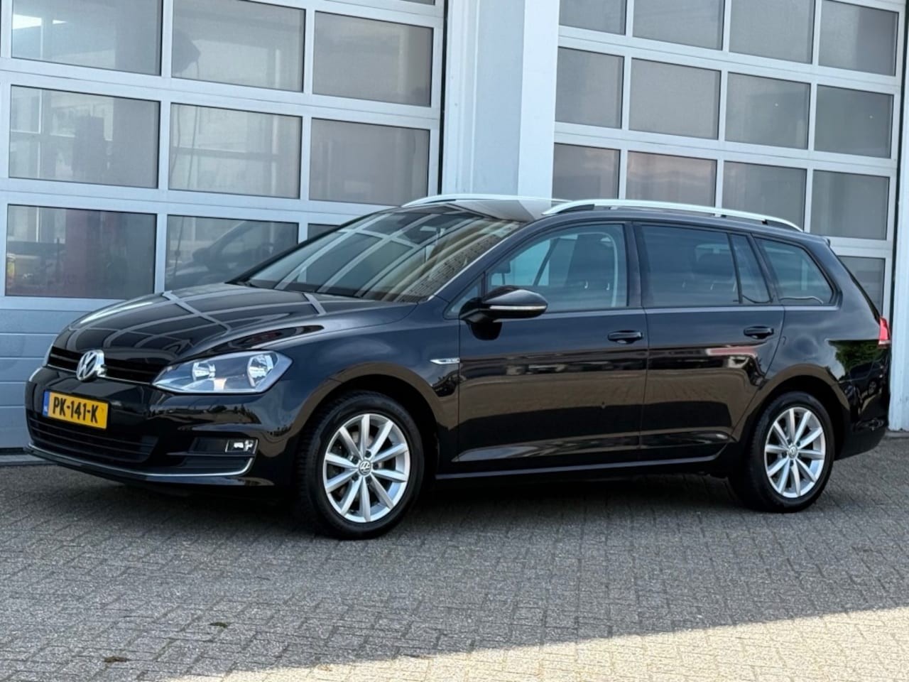 Volkswagen Golf - 1.2 TSI 110PK Lounge Aut. Navi Pdc Stoelverw Trekhaak NW APK! - AutoWereld.nl