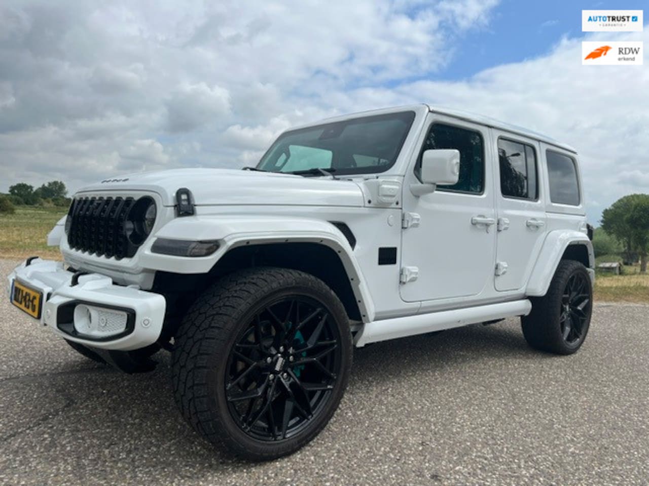 Jeep Wrangler Unlimited - 4xe 380 Sahara soft-top cabrio AUTOMAAT 29947 km bj 2022 bom vol 380 pk - AutoWereld.nl