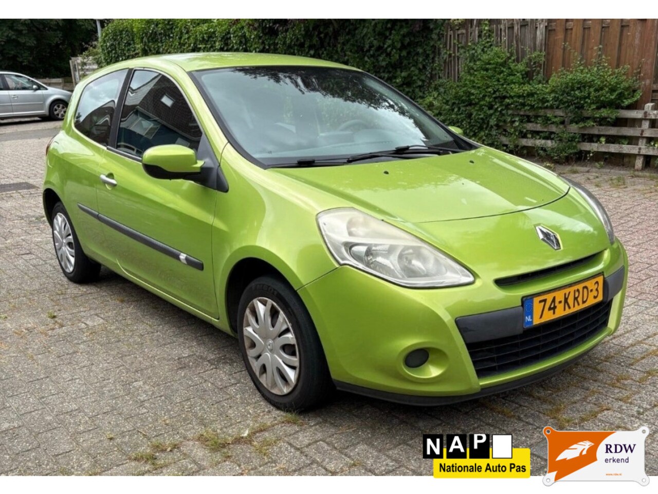 Renault Clio - 1.2 Expression / Lage km / Navigatiescherm - AutoWereld.nl