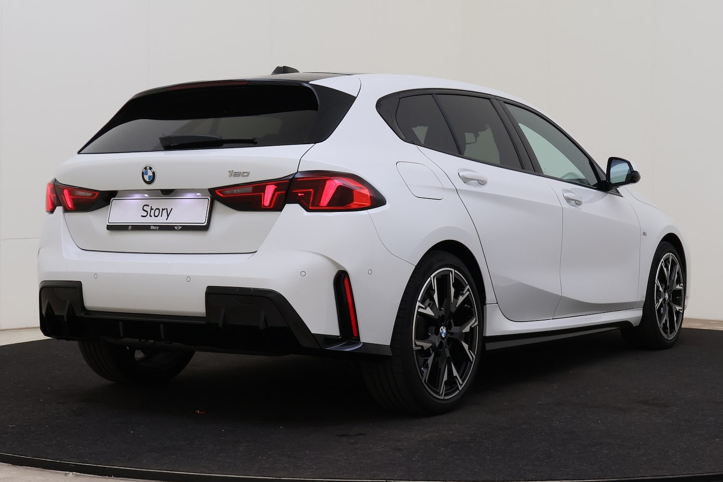 BMW 1-serie - 120 M Sport Automaat / Trekhaak / Sportstoelen / Achteruitrijcamera / Stoelverwarming / PD - AutoWereld.nl