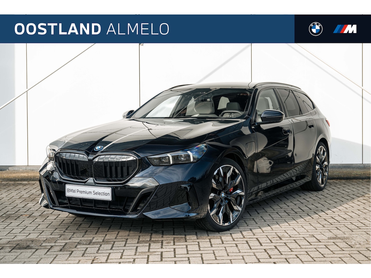 BMW 5-serie Touring - 550e xDrive M Sport Automaat / Trekhaak / Panoramadak / Comfortstoelen / Comfort Access / - AutoWereld.nl