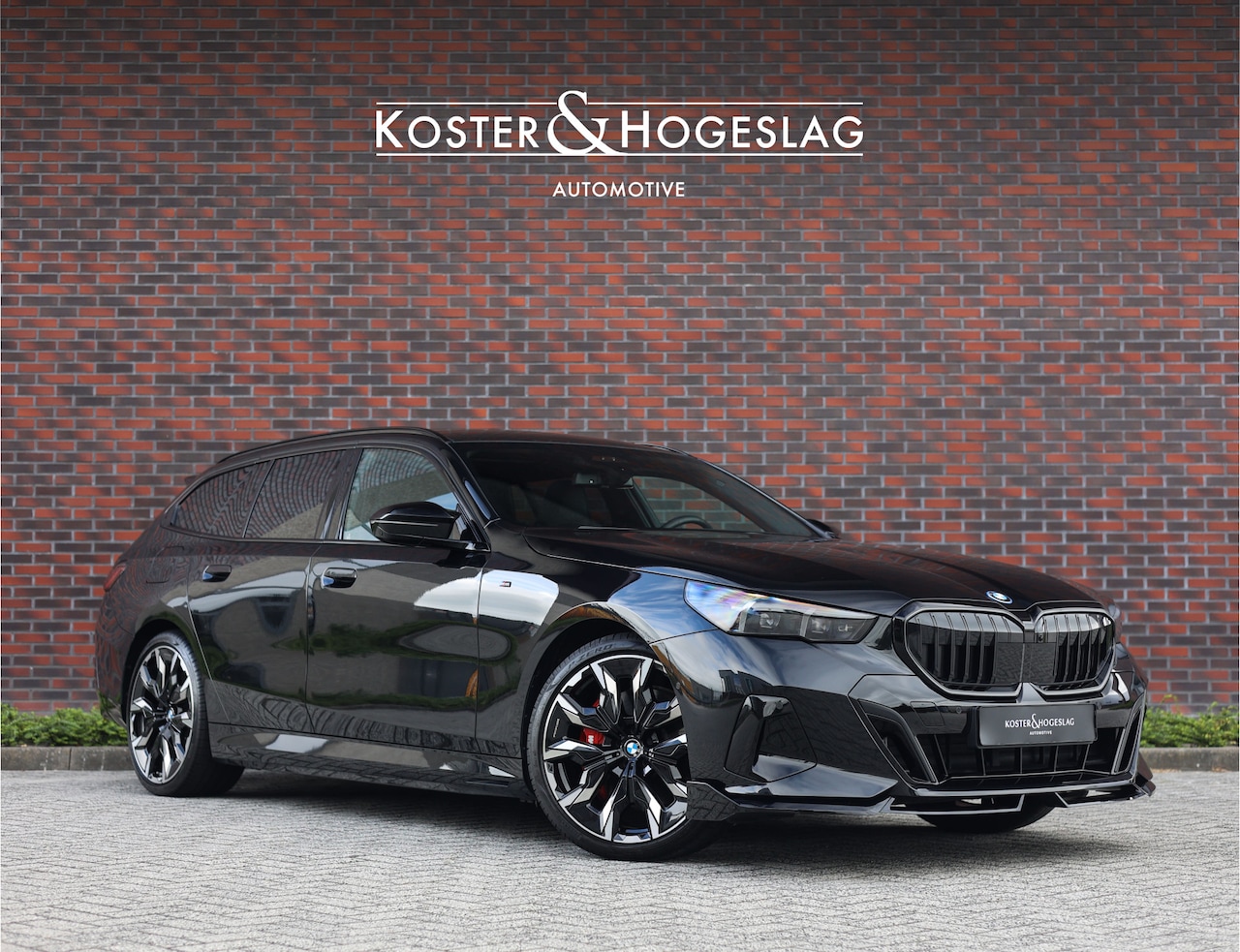 BMW 5-serie Touring - 550e xDrive | M Performance - Pano - Trekhaak - AutoWereld.nl