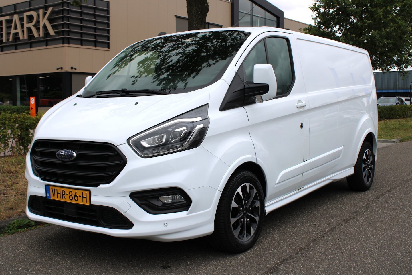 Ford Transit Custom - 320 2.0 TDCI L2H1 Sport | 185 PK | Trekhaak | Automaat - AutoWereld.nl