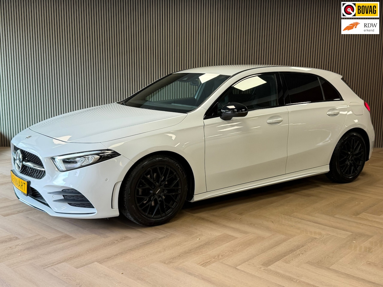 Mercedes-Benz A-klasse - 180 AMG Line AUT. SFEERVERLICHTING CAMERA NAVIGATIE CRUISE PDC KEYLESS-GO STOELVERWARMING - AutoWereld.nl