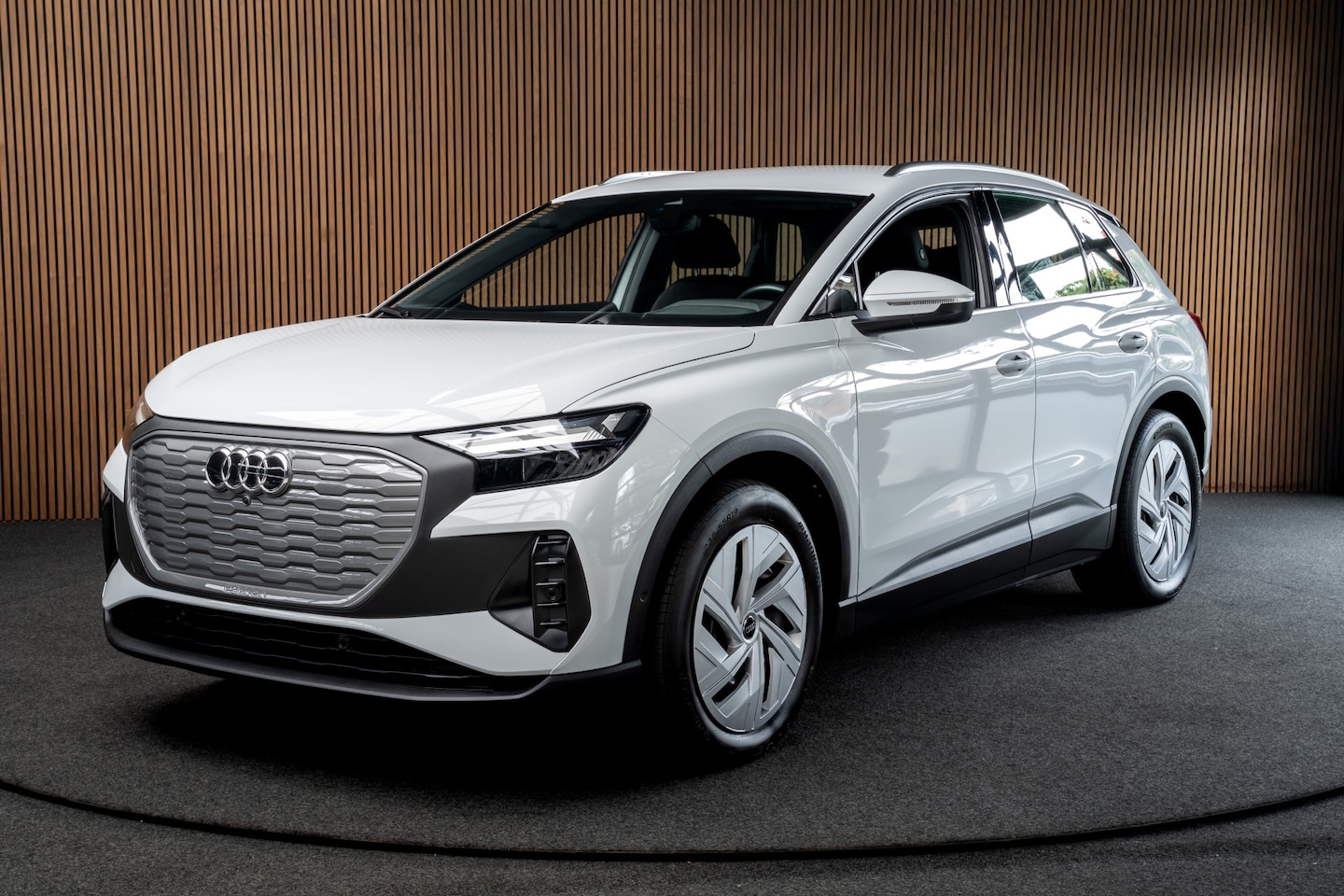 Audi Q4 e-tron - 40 77 kWh ACC Navi PDC Elektr. trekhaak Waterpomp Metallic lak Zwarte binnenhemel Metallic - AutoWereld.nl