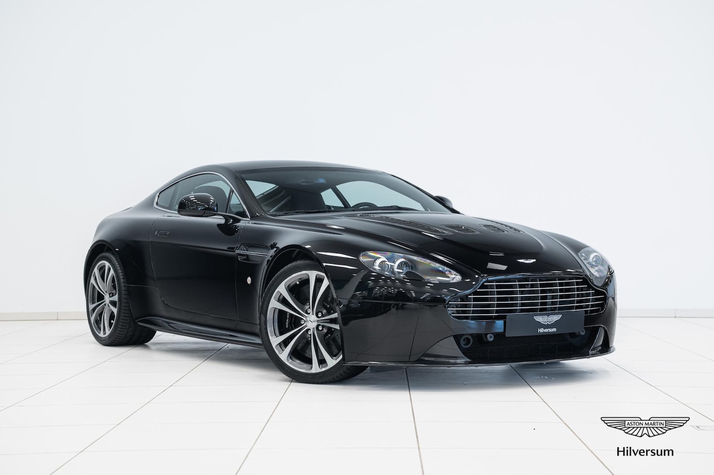 Aston Martin V12 Vantage - | Manual | Carbon Black Edition | First Owner | NL Auto | - AutoWereld.nl