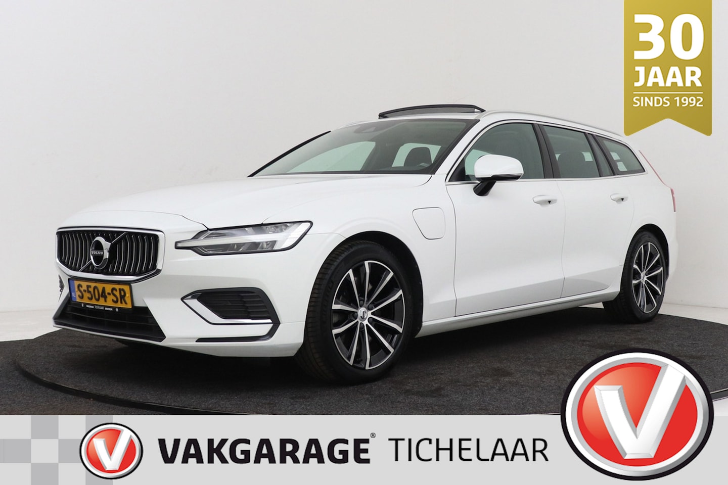Volvo V60 - 2.0 T8 Twin Engine AWD Inscription | Panoramadak | CarPlay | Stoelventilatie & Verwarming - AutoWereld.nl