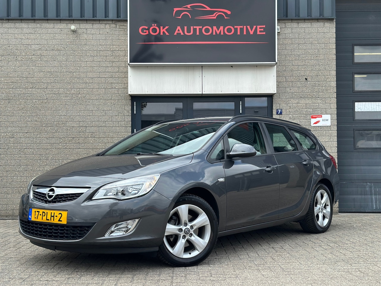 Opel Astra Sports Tourer - 1.6 Turbo Cosmo / NAP / Navi / PDC / Airco / Trekhaak / LM-Velgen / 6-Bak - AutoWereld.nl