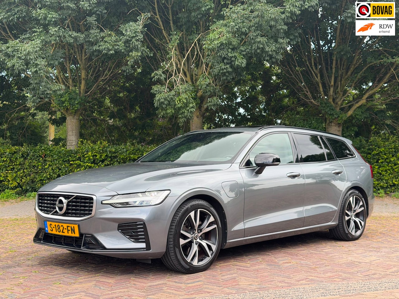Volvo V60 - 2.0 T8 390PK AWD R-Design, Pano, Trekhaak, HUD, H&K, Camera - AutoWereld.nl