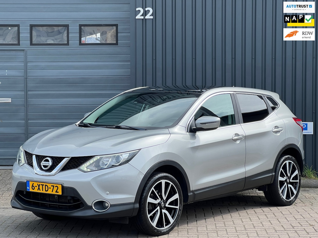 Nissan Qashqai - 1.2 Connect Edition|Pano|Automaat|Keyless|Trekhaak|Cam|Dealer Onderh - AutoWereld.nl