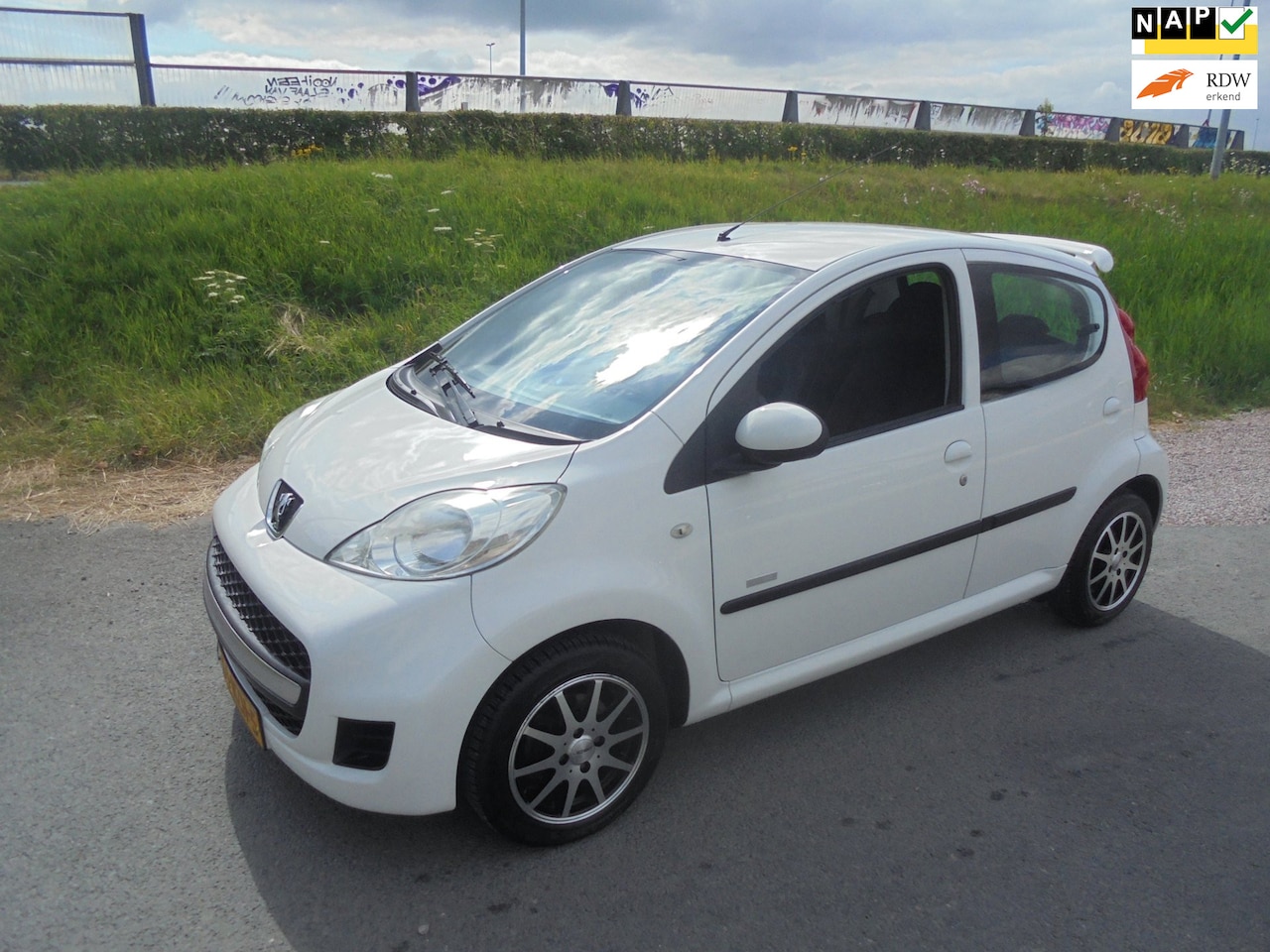 Peugeot 107 - Peugeot 107 1.0 benzine 5 deurs airco lmv 134.000km - AutoWereld.nl