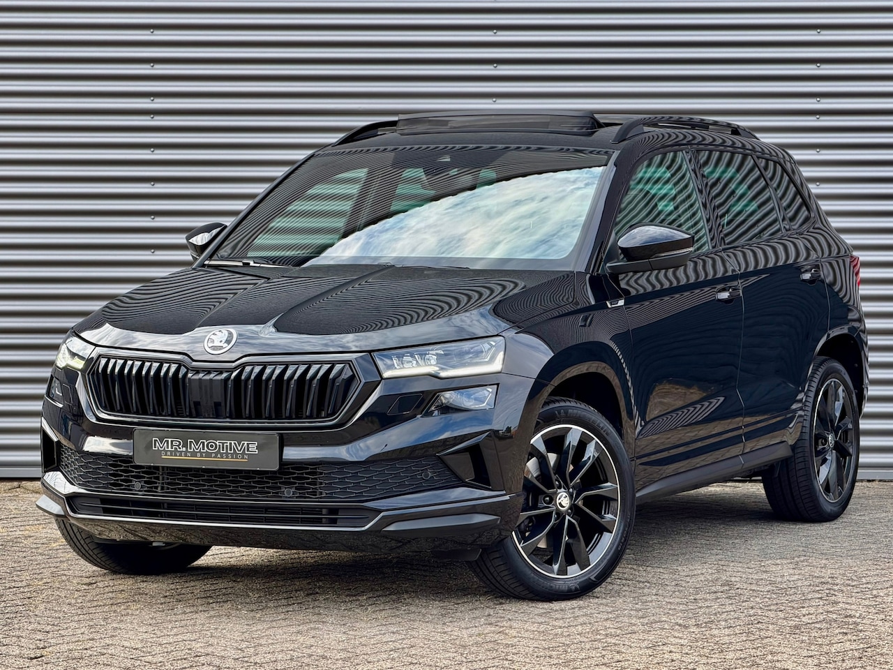 Skoda Karoq - 1.5 TSI ACT Sportline Business | Panorama | Trekhaak | Leder | Navigatie | Matrix LED | 1e - AutoWereld.nl
