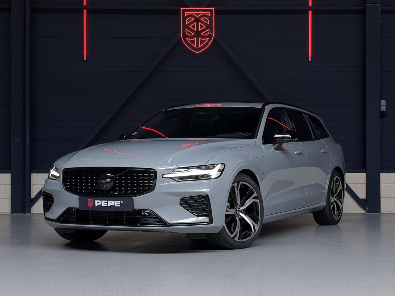 Volvo V60 - 2.0 T6 Plug-in hybrid AWD Plus Dark |PANO|PILOT|360°|H&K - AutoWereld.nl