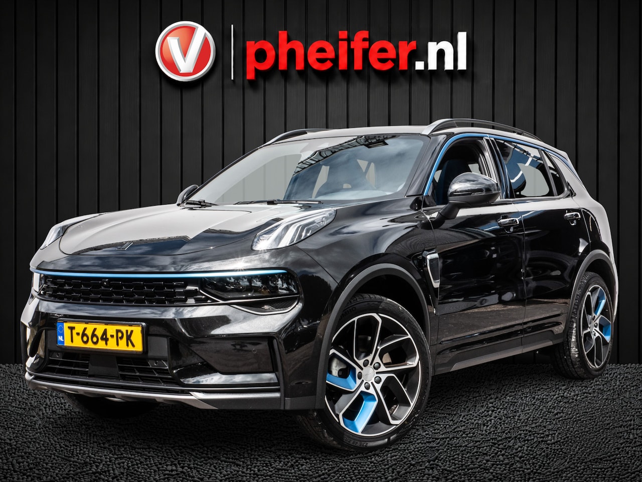 Lynk & Co 01 - 1.5 Plug-In Hybrid 262pk Zwarte hemel/ Stuurverwarming/ Trekhaak/ Panoramadak/ 360 Camera/ - AutoWereld.nl