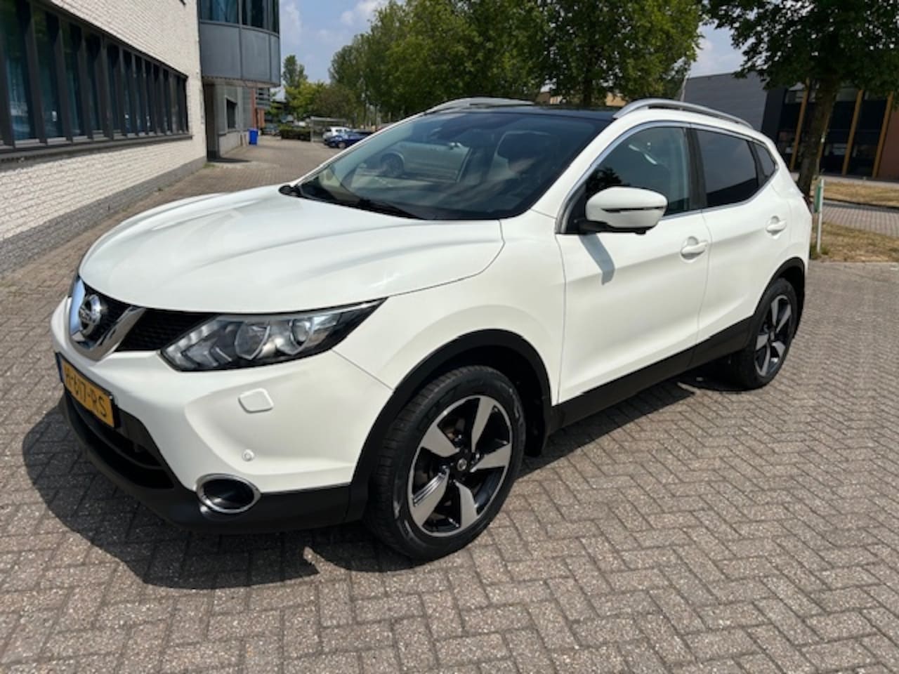 Nissan Qashqai - 1.2 N-Connecta PANO NAVI CAMERA TRHK. - AutoWereld.nl