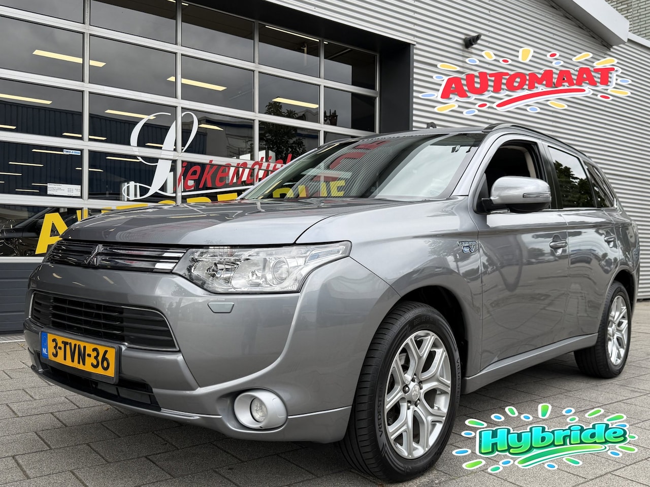 Mitsubishi Outlander - 2.0 PHEV Hybride Instyle -Automaat I Navigatie I Schuifdak I Airco I Xenon I PDC I Trekhaa - AutoWereld.nl