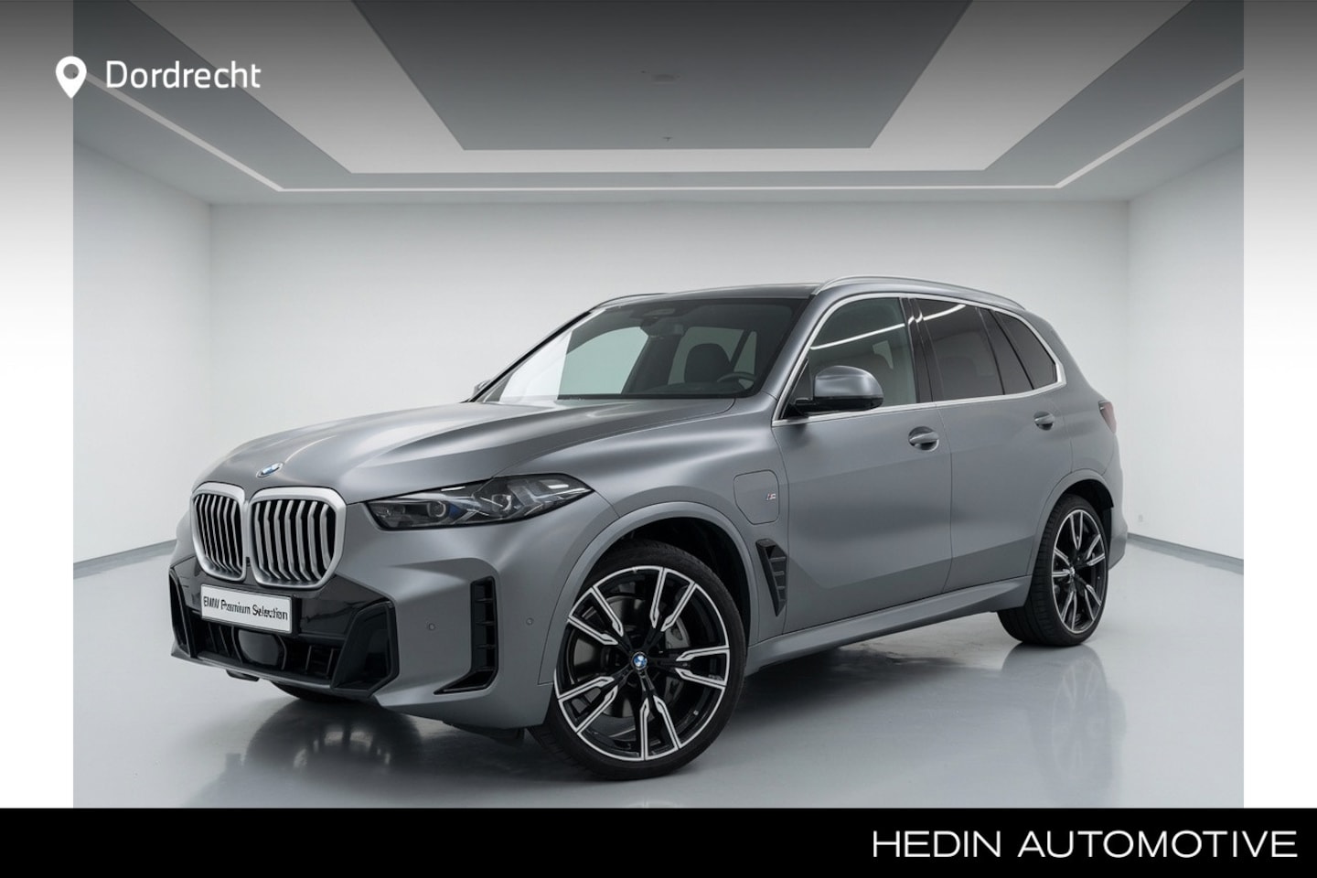 BMW X5 - xDrive50e M-Sport Individual | Frozen Pure Grey | Autobahnassistent | Pano | Trekhaak | Co - AutoWereld.nl