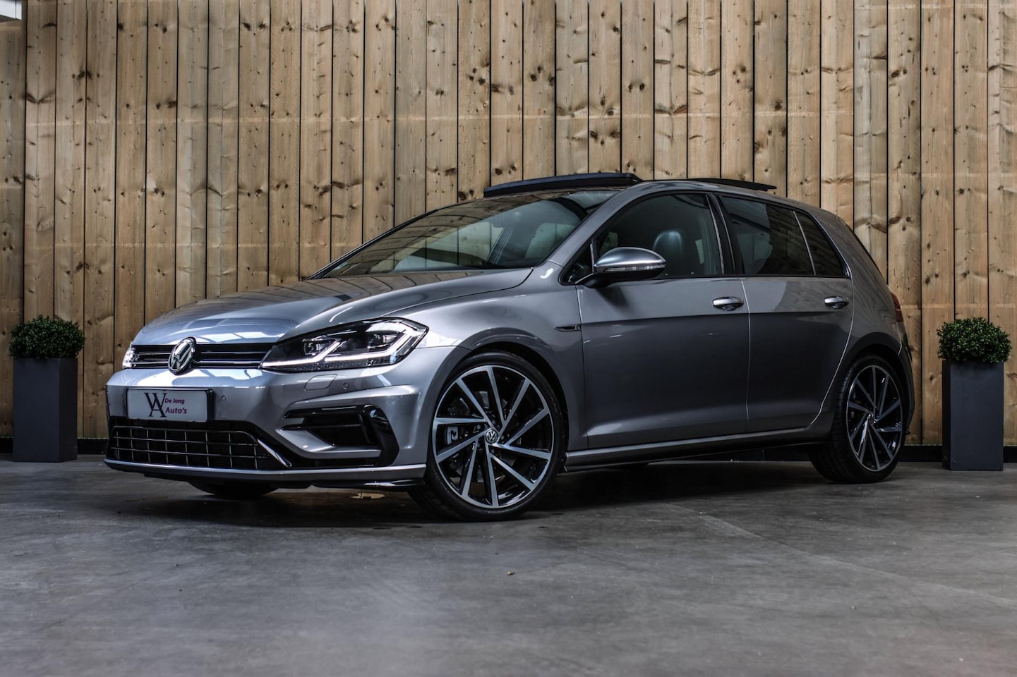 Volkswagen Golf - 2.0 TSI 4Motion R *Pano*Individual kleur*Dynaudio*Leder* - AutoWereld.nl