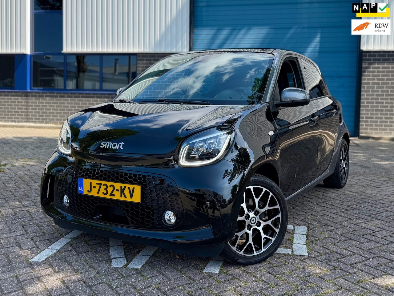 Smart Forfour - EQ Comfort PLUS 18 kWh * STOELVERWARMING * PANORAMA * LEER * AUTOMAAT * NAP * - AutoWereld.nl