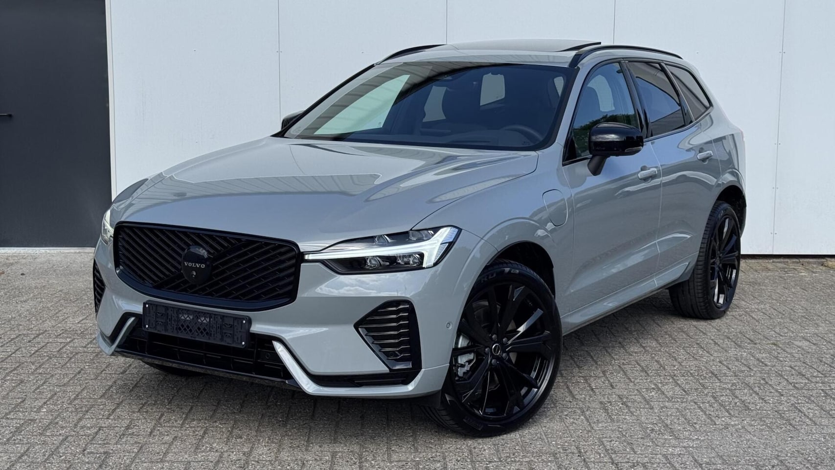 Volvo XC60 - T8 Black Edition|2026|11 km|Vapour Grey|Panodak - AutoWereld.nl