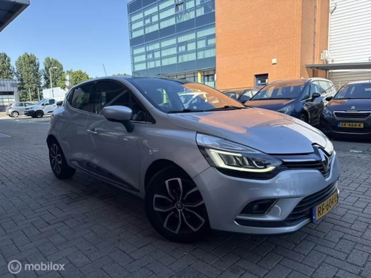 Renault Clio - 1.2 TCe alle opties Pano AUTOMAAT leer - AutoWereld.nl
