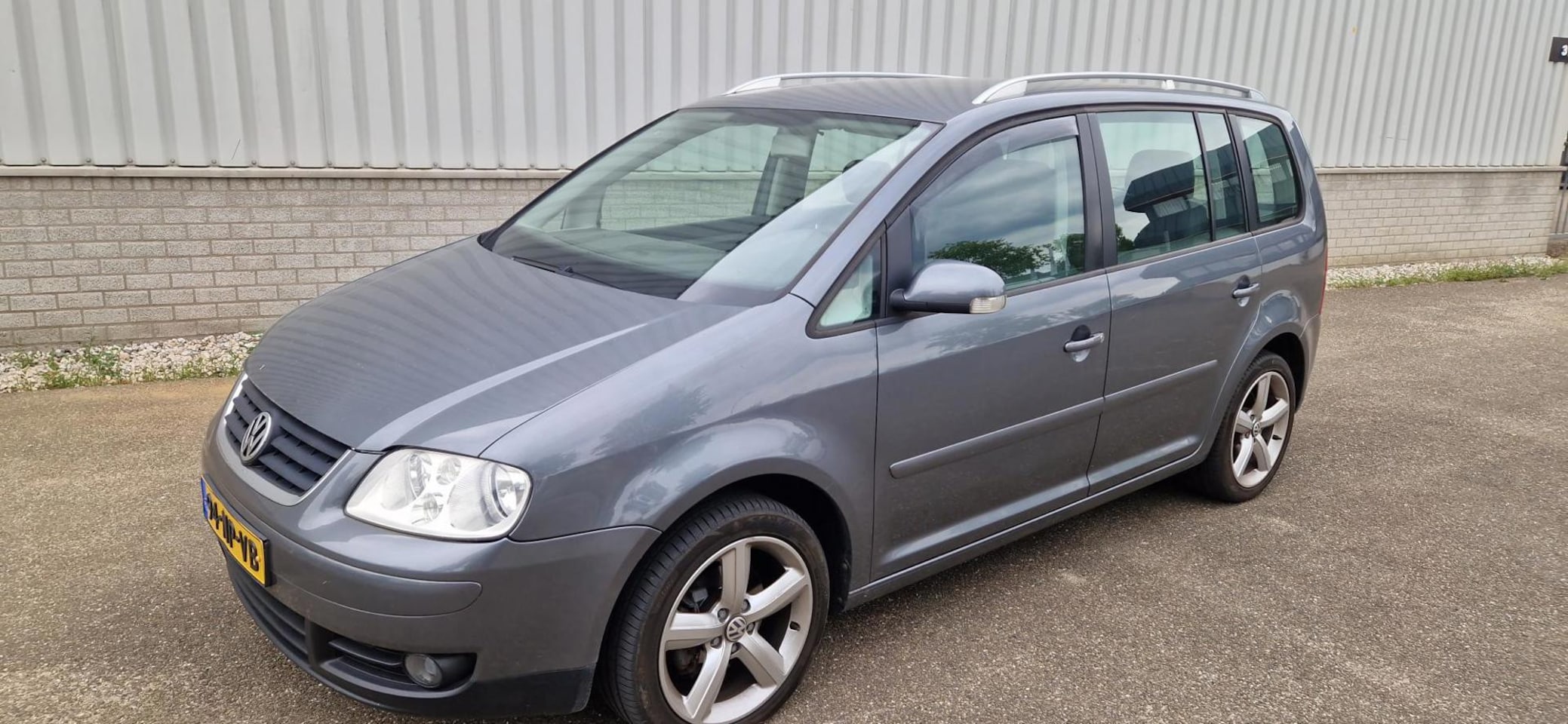 Volkswagen Touran - 2.0-16V FSI Trendline 2.0-16V FSI Trendline - AutoWereld.nl
