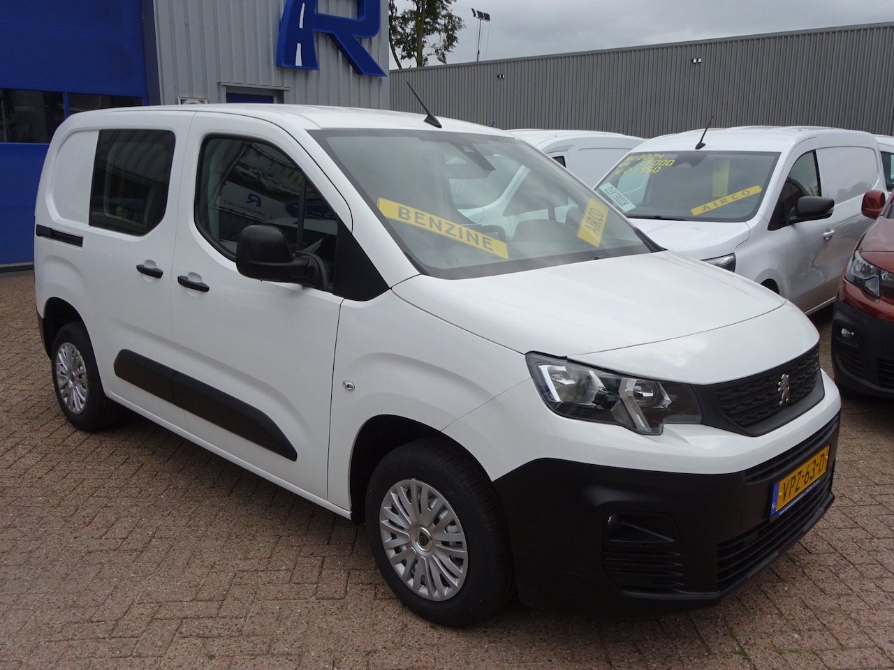 Peugeot Partner - 1.2 PureTech Pro BENZINE AIRCO NAVI CRUISE CONTROL PDC SCHUIFDEUR - AutoWereld.nl