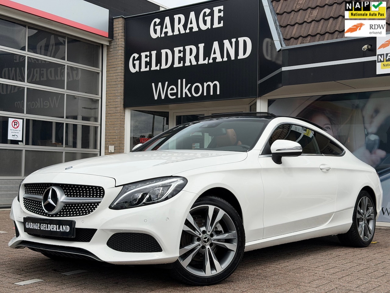 Mercedes-Benz C-klasse Coupé - 200 4MATIC SPORT | Pano | Leder| Bi-Xenon | Full-Led| Climate | Navi | PDC | Full-option - AutoWereld.nl