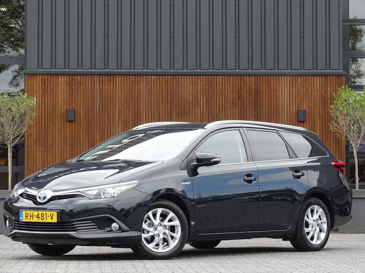 Toyota Auris Touring Sports - 1.8 Hybrid 136PK / Dynamic Edit. / trekhaak / LED - AutoWereld.nl