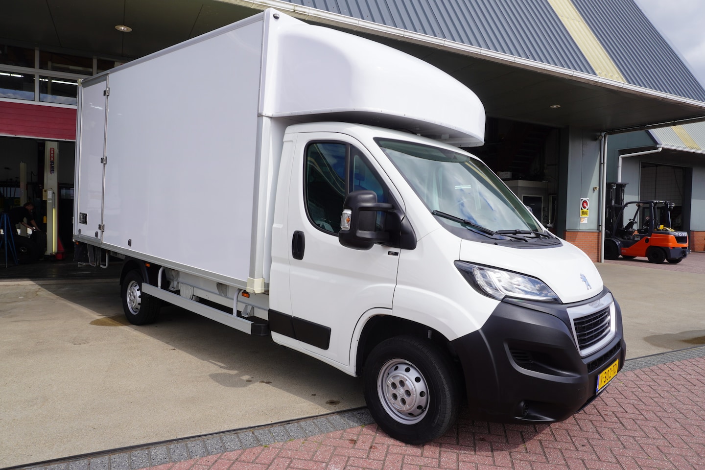 Peugeot Boxer - 335 2.0 BlueHDI 131PK L3 Pro Meubelbak Airco | Camera | Navi | achterdeuren - AutoWereld.nl
