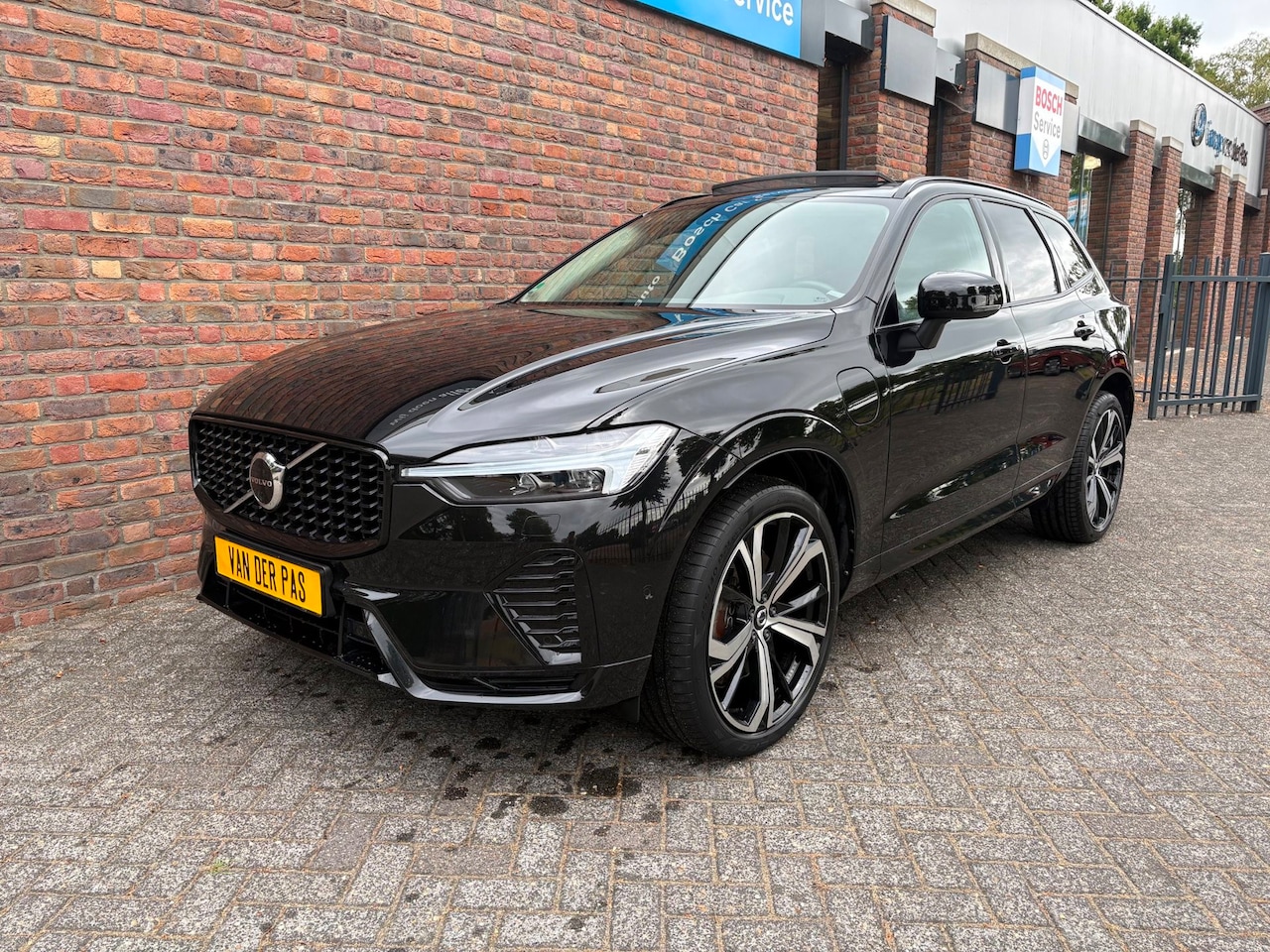 Volvo XC60 - 2.0 T8 Plug-in hybrid AWD R-design|ACC|360 Camera|Trekhaak - AutoWereld.nl
