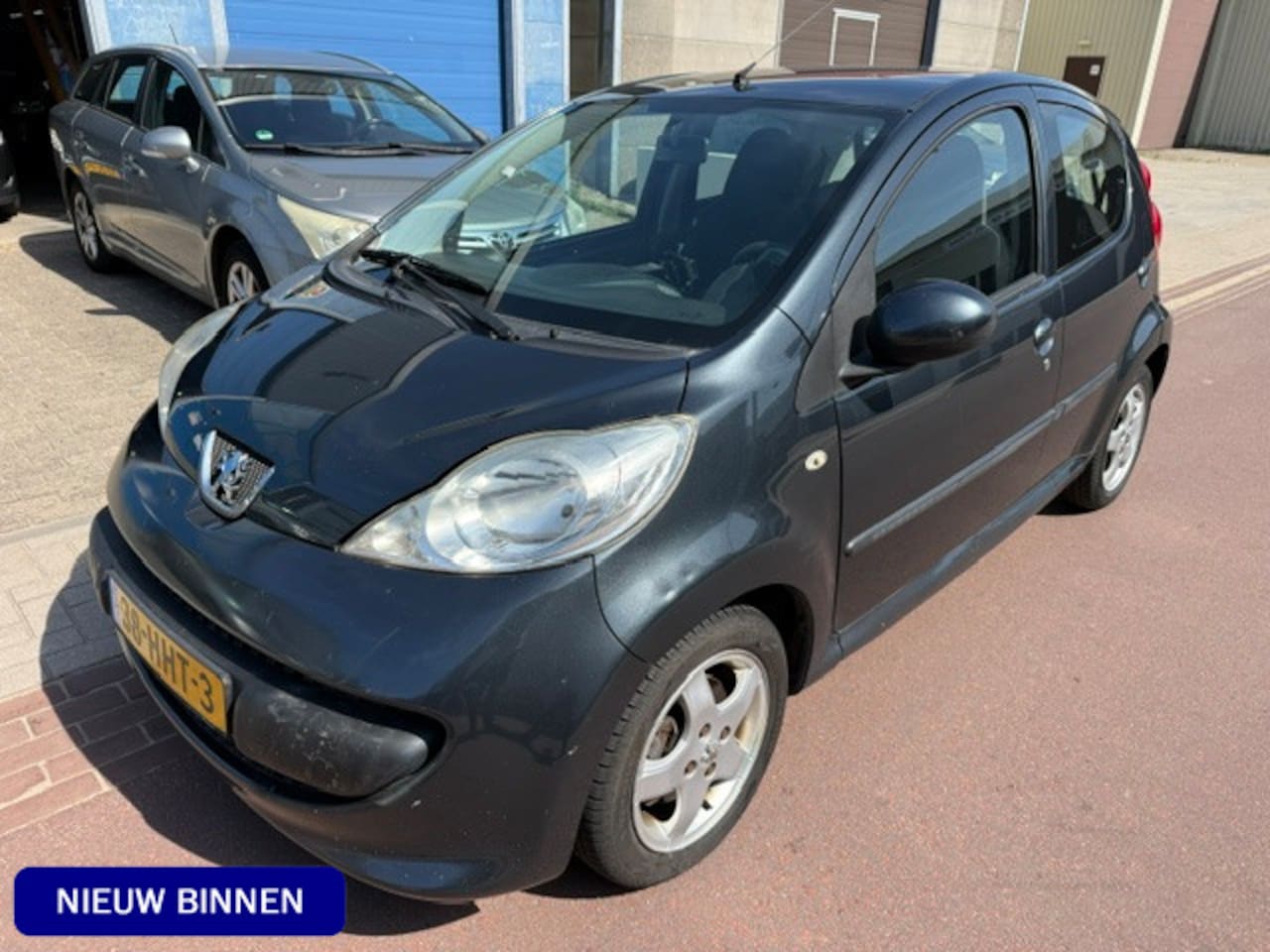 Peugeot 107 - 1.0-12V XS 2009 5drs koude airco APK 3-27 Leuke en goede auto nog met 2 nieuwe All Season - AutoWereld.nl