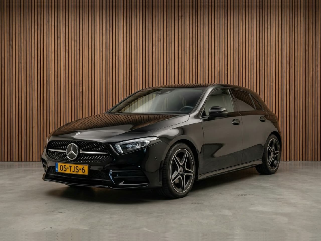 Mercedes-Benz A-klasse - 180 AMG Line / navigatie / camera / sfeerverlichting / keyless - AutoWereld.nl