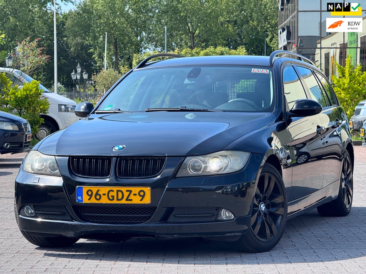 BMW 3-serie Touring - 318d High Executive | Navigatie | Xenon | Parkeersensoren | Trekhaak | - AutoWereld.nl