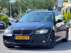 BMW 3-serie Touring - 318d High Executive | Navigatie | Xenon | Parkeersensoren | Trekhaak |