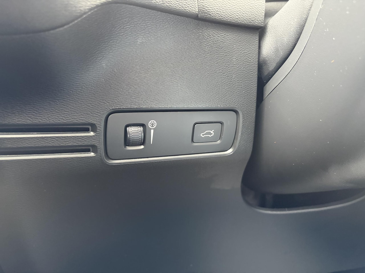 Volvo XC40 - 1.5 T3 Momentum Pro / Trekhaak ( 1600 kg ) / Navigatiesysteem full map + hard disk / Airco - AutoWereld.nl