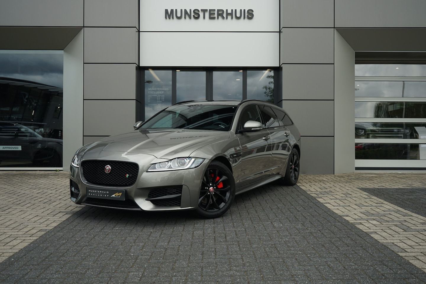 Jaguar XF Sportbrake - 2.0t R-Sport | Panoramadak | Voorstoelen verwarmd | - AutoWereld.nl