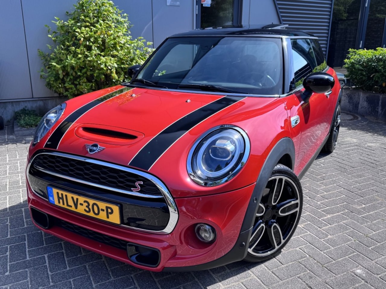 MINI Cooper S - 192PK / JCW STUURWIEL / PANORAMADAK / 18 INCH / UNIEK! - AutoWereld.nl