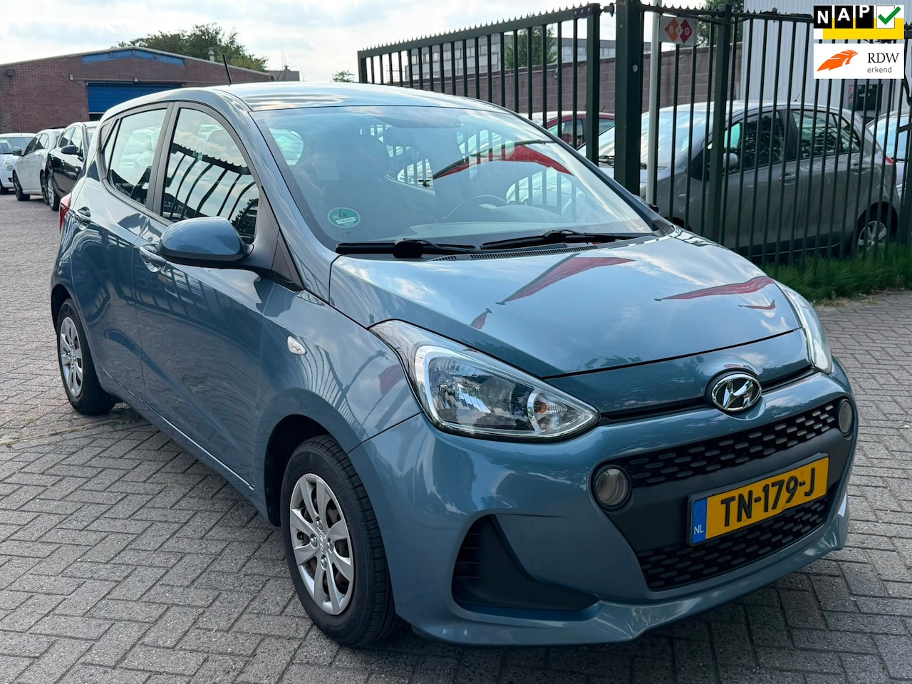 Hyundai i10 - 1.0i Comfort Zeer netjes airco cruis control navigatie elektrische ramen cv op afs - AutoWereld.nl