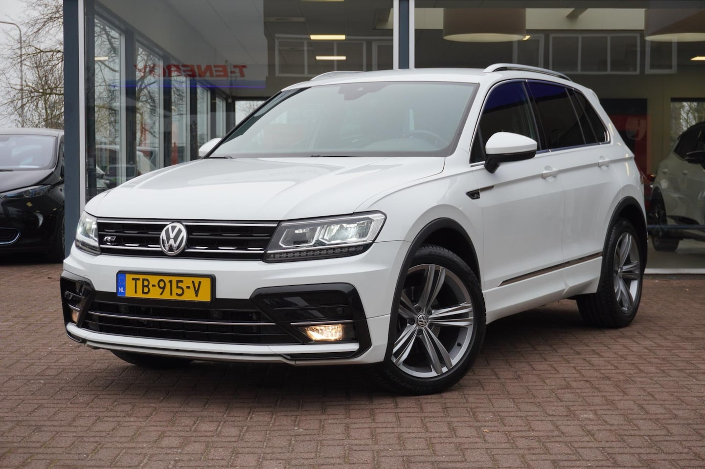 Volkswagen Tiguan - 1.4 TSI ACT Highline Business R-Line Automaat | Airco | Navigatie | Vol opties | Elek.Pakk - AutoWereld.nl