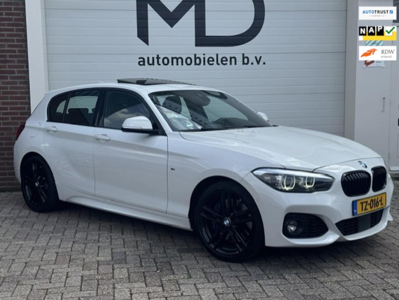 BMW 1-serie - 118i Edition M Sport Shadow -Schuifdak-LED-Leder - AutoWereld.nl